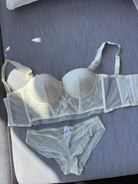 Calvin Klein Cream Lace Longline Balconette Bra & Bikini Set